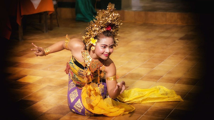 bali girl dancing
